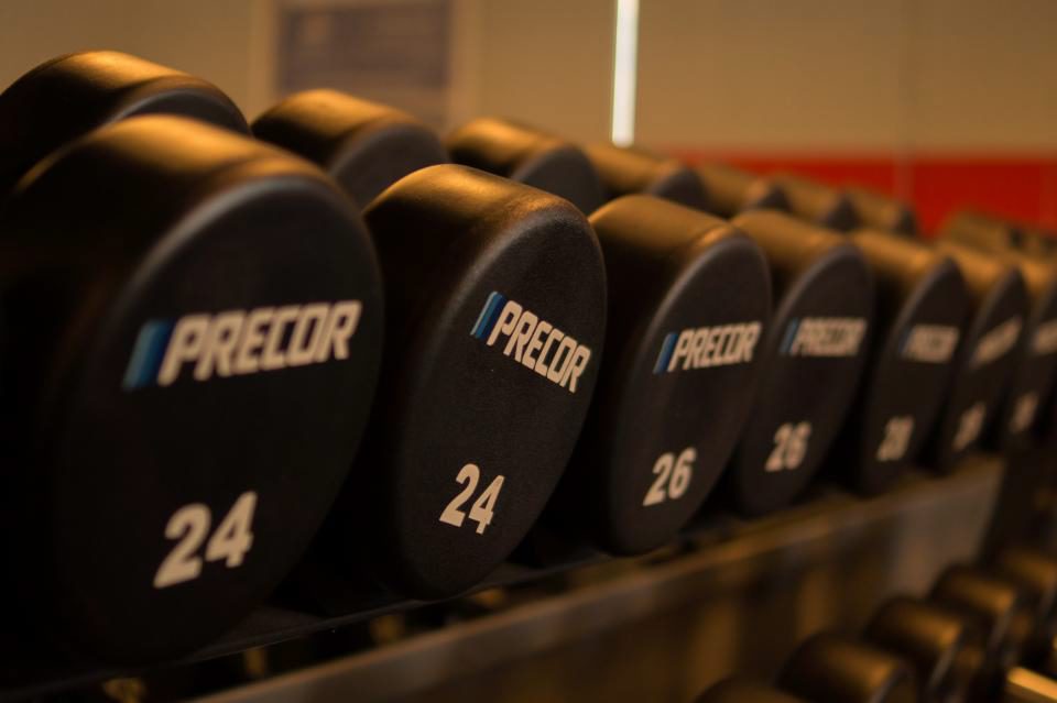 Sala de musculación con máquinas y peso libre